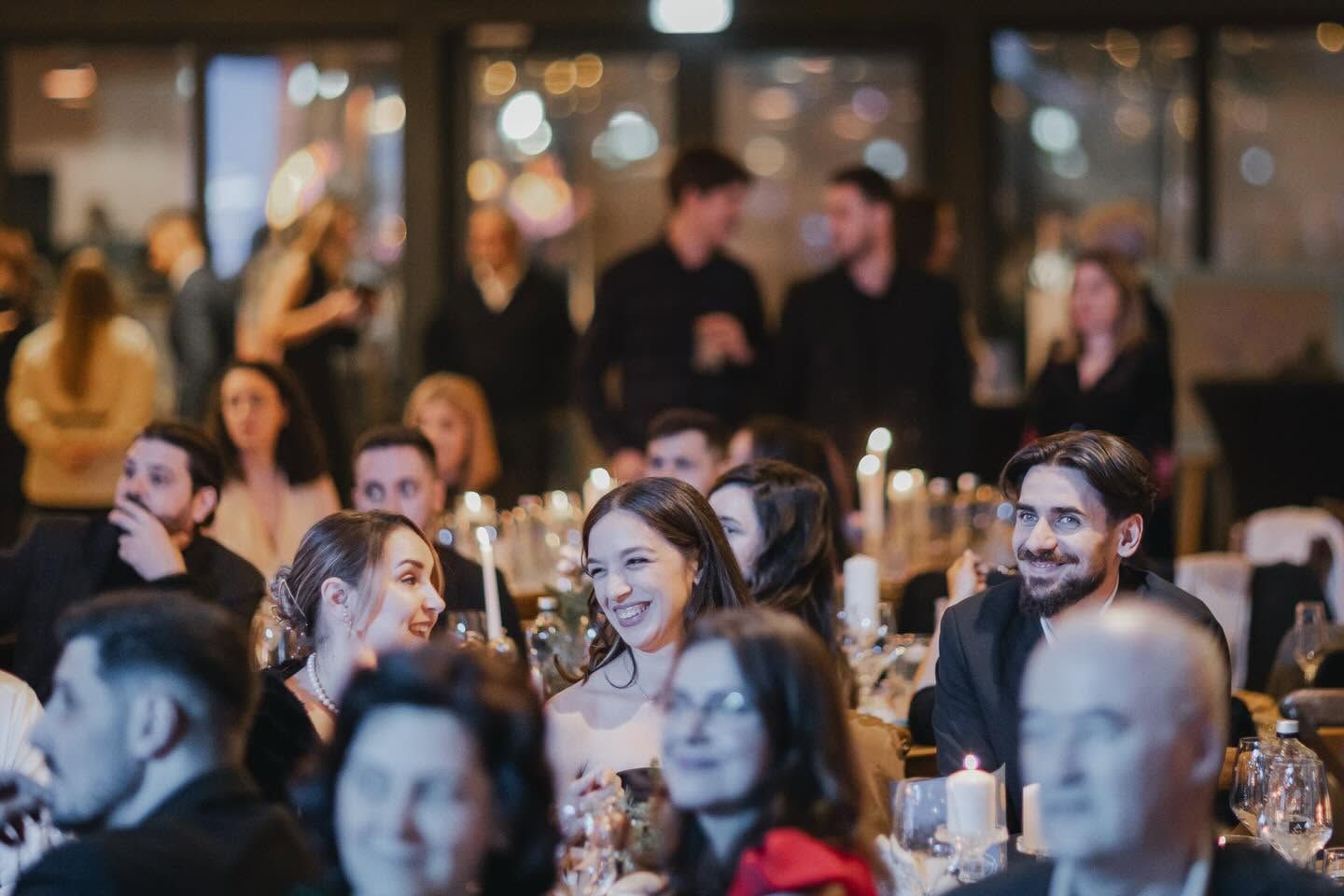 Invitați la mese, în sala Chicago Events Hall