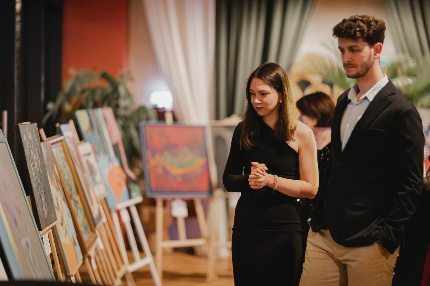 Invitați privind tablourile din licitația de artă