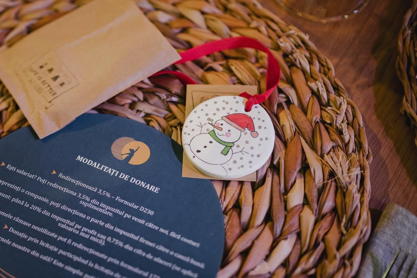 Ornament din lut pictat de copii, pregătit pentru fiecare invitat