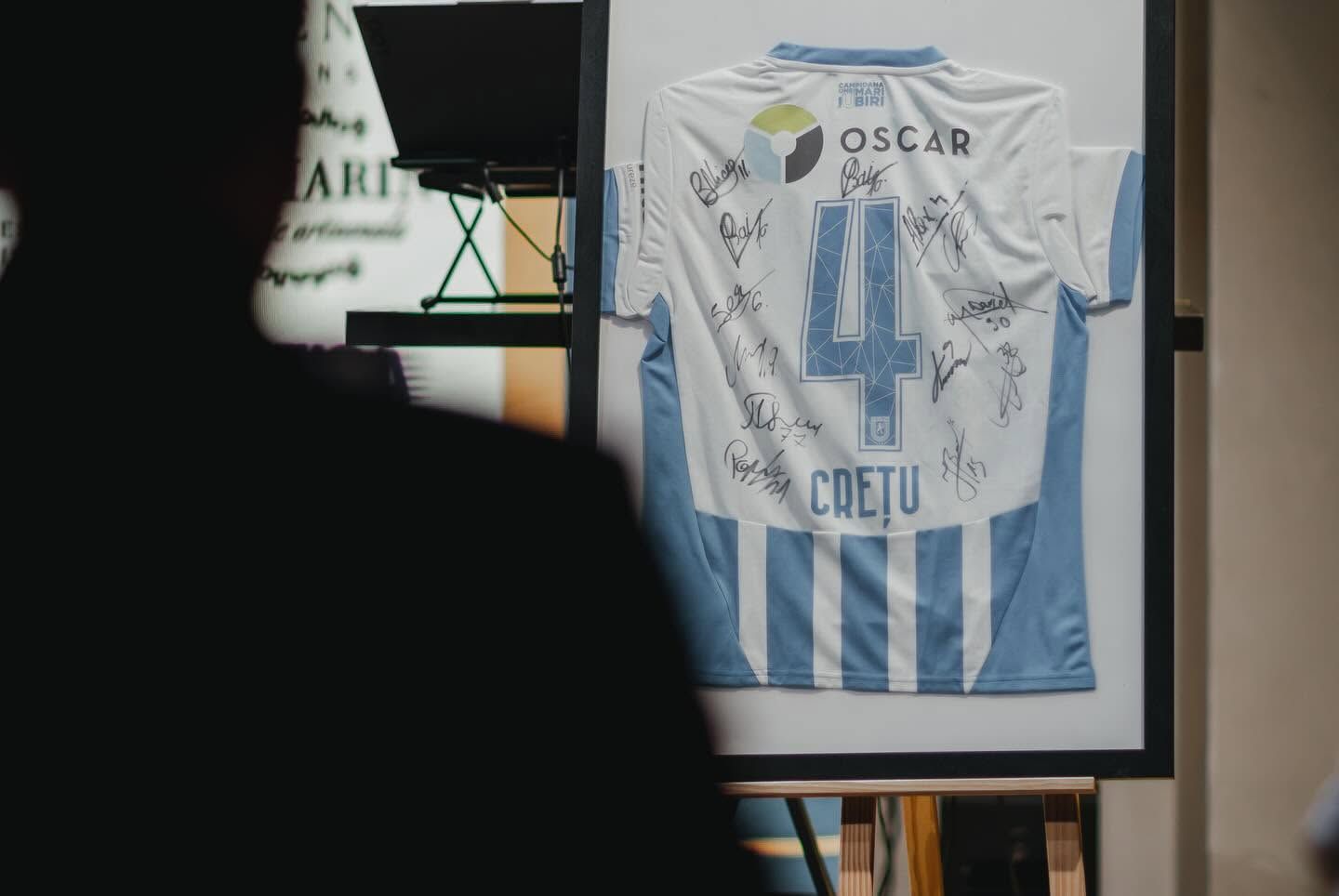 Tricou sportiv donat pentru licitație